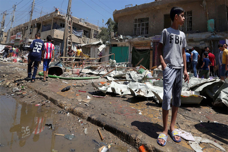 Civilians gather at the scene of a car bomb explosion in Baghdad's southwestern Amil neighborhood in Iraq, Sunday, April 26, 2015. (File Photo: AP)
