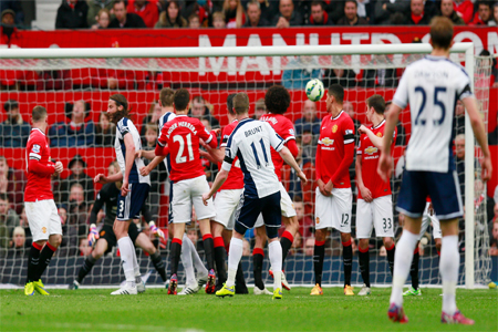 لاعب وست بروميتش ألبيون كريس برانت يسجل في شباك مانشستر يونايتد