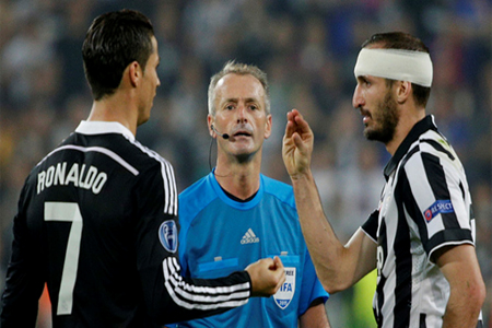 كيليني ورونالدو مع حكم المباراة