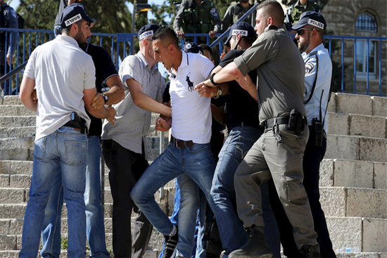 من الاشتباكات بين الشرطة الإسرائيلية والصحفيين عشية ما يسمى "توحيد القدس"