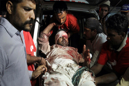 Pakistani volunteers and rescue workers unload an injured victim of a bomb blast in Pakistan, Sunday, May 24, 2015.(AP)