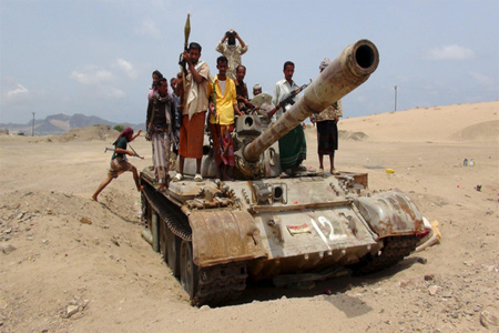 Southern Popular Resistance fighters ride on a tank at the front line of fighting against Houthi fighters, on the outskirts Aden, Yemen. (File: Reuters)