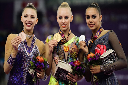 من اليمين (الروسيتان يانا كودريافتسيفا ومارغاريتا مامون، والبيلاروسية ميليتينا ستانيوتا