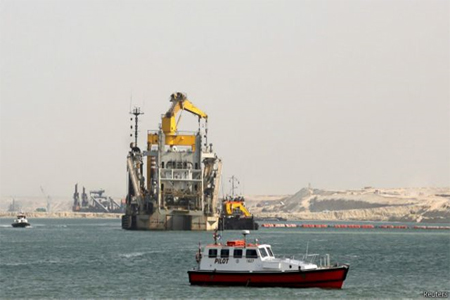 يشمل مشروع "قناة السويس الجديدة" حفر مجرى ملاحي جديد بطول 35 كيلومترا.