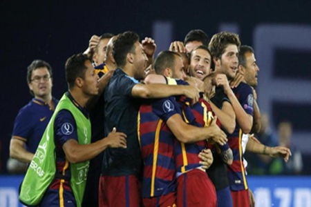 لاعبو الفريق الكاتالوني يحتفلون بفوزهم بكأس السوبر الأوروبية (رويترز)