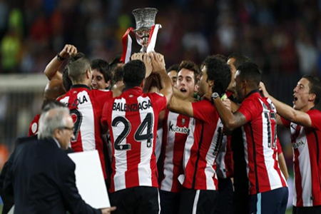 لاعبو أتليتك بلباو يحتفلون بالفوز على برشلونة (رويترز)