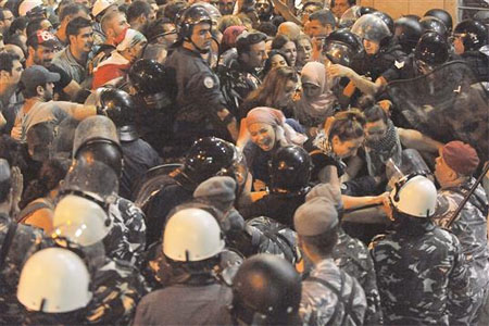 تدافع بين قوى الأمن الداخلي والمعتصمين أمام مدخل وزارة البيئة ليلا (بلال قبلان)