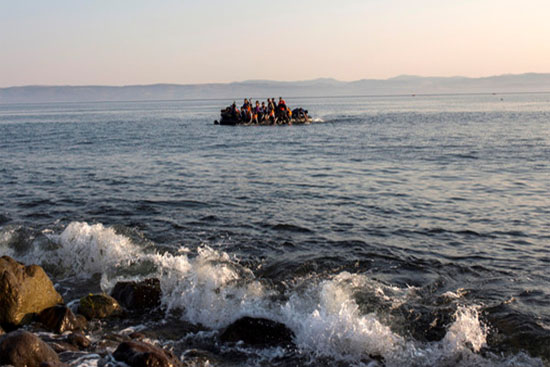 المهربون يروجون لرحلاتهم عبر الإنترنت ويضعون اللاجئين في زوارق متهالكة