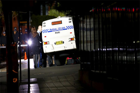 Police inspect and guard the area outside the New South Wales (NSW) state police headquarters located in the south western Sydney suburb of Parramatta, Australia, October 2, 2015. (Reuters)