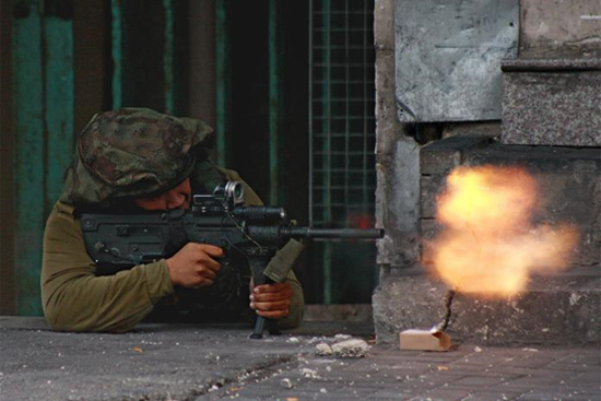 قناص اسرائيلي يطلق الرصاص على المتظاهرين في الخليل