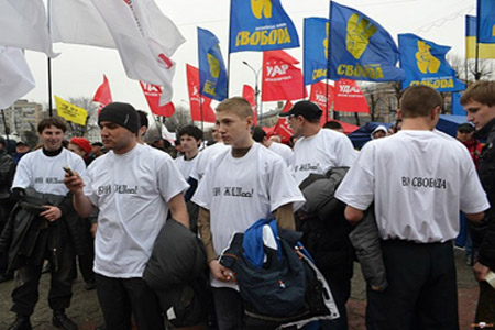 المظاهرة التي نظمها خلال العام الماضي حزب سفوبودا (الذي يدعمه كولومويسكي) في اوكرانيا طالب فيه بعض المتظاهرين بقتل اليهود!