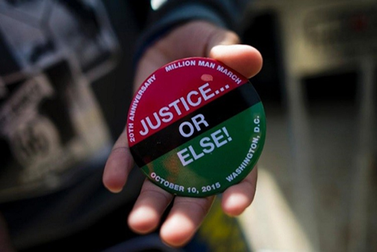 المتظاهرون يرفعون شعار العدالة وإلا..