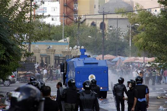 قوات امن كردية تغلق طريقاً امام متظاهرين في السليمانية (رويترز)