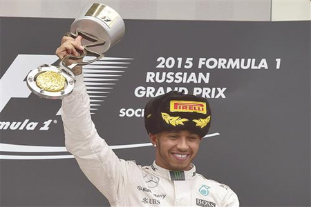 هاميلتون يرفع جائزة السباق (أ ف ب)