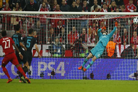 دافيد ألابا يسجل الهدف الثالث لبايرن ميونيخ في مرمى أرسنال (رويترز)