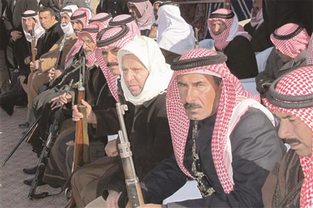 متطوعون من العشائر العراقية في بلدة عامرية الفلوجة، الأسبوع الماضي. (رويترز)