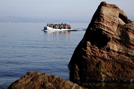 قارب يحمل لاجئين سوريين قرب سواحل الجزر اليونانية