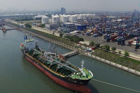 شاحنة نفط أمريكية تغادر مدينة كوربوس كريستي في ولاية تكساس