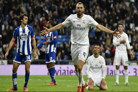 اللاعب كريم بنزيمة يحتفل بأحد أهداف ريال مدريد