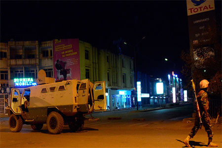 Army forces drive near Hotel Splendid where the attackers remain with sporadic gunfire continuing in Burkina Faso's capital Ouagadougou on January 15, 2016 © Ahmed Ouoba / AFP