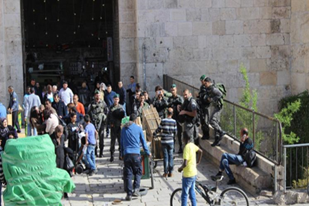 عدد من جنود الاحتلال يدققون هويات مقدسيين في باب العامود بالقدس المحتلة (الجزيرة)