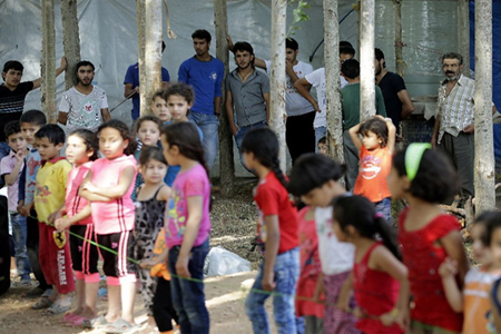 أموال اللاجئين تضيع في القمار