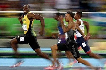 لقطة فوتوغرافية تكشف الكثير ظهر فيها العداء الجامايكي أوسين بولت مبتسما للكاميرا