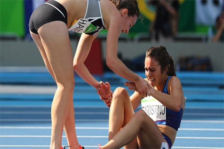 عدّاءة تتعثّر بالسباق فتساعدها منافستها