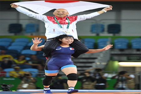 المصارعة اليابانية سارة دوشو حملت مدربها كازوهيتو ساكاي على أكتافها بكل سهولة ومشت به عدة أمتار تعبيرا عن فرحتها بالفوز