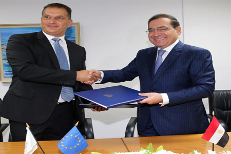 وزير الطاقة القبرصي جورجيوس لاكوتربيس (يسار) ووزير البترول المصري طارق الملا عقب توقيعهما اتفاقا لانشاء خط للغاز الطبيعي