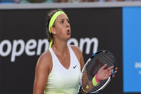 البيلاروسية فيكتوريا أزارينكا بعد فوزها على التشيكية باربورا ستريكوفا في بطولة أستراليا