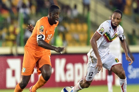 نجم خط وسط ساحل العاج يايا توري ضد لاعب مالي سيدو كيتا