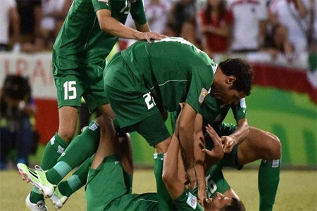 اللاعبون العراقيون يحتفلون بهدف سلام شاكر على إيران في ربع نهائي كأس آسيا