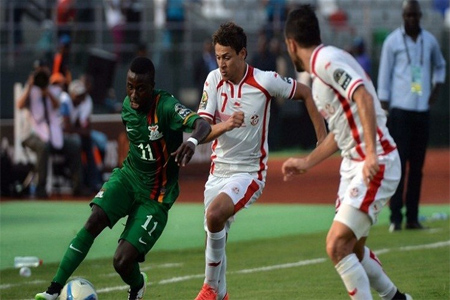 لاعب خط الوسط التونسي يوسف المساكني في الوسط ضد لاعب زامبيا لوبامبو موسوندا في كأس أفريقيا