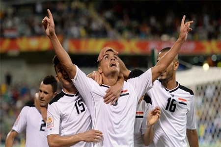 العراقي أحمد ياسين غيني يحتفل بتسجيله في شباك فلسطين في كأس آسيا