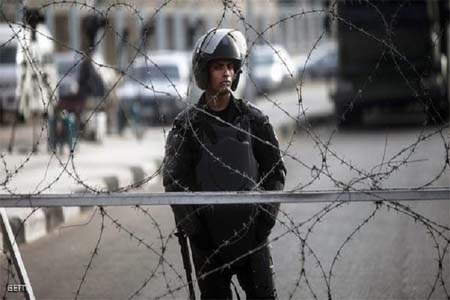 شرطي مصري على أحد الحواجز الأمنية