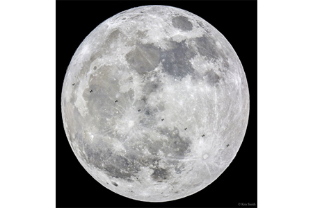 صورة نشرها كريس سميث تظهر القمر العملاق ومحطة الفضاء الدولية