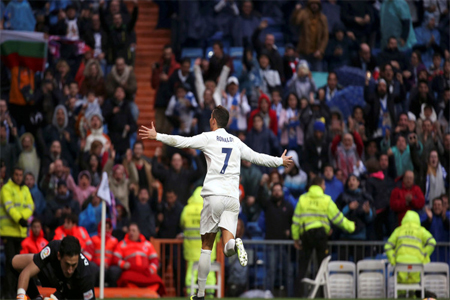 رونالدو يحتفل بإحرازه هدفه الثاني في مرمى خيخون