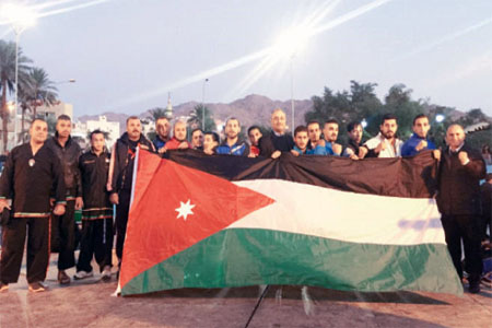 صورة تذكارية للابطال الأردنيين المتوجين بالميداليات - (من المصدر)