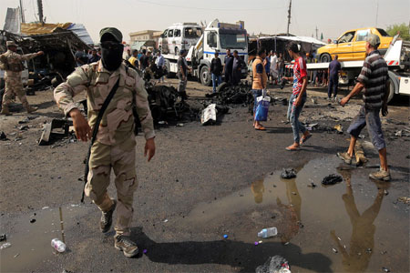 Iraqi soldiers and civilians check the damage after a suicide bomber detonated an explosives-rigged vehicle in northern Baghdad’s Sadr City on May 17, 2016 security and medical officials said. (File photo: AFP)