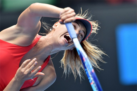 شارابوفا ترسل الكرة ضد بوشار في ربع نهائي بطولة أستراليا المفتوحة للتنس