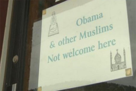 لافتة مناهضة للمسلمين على واجهة متجر أمريكي