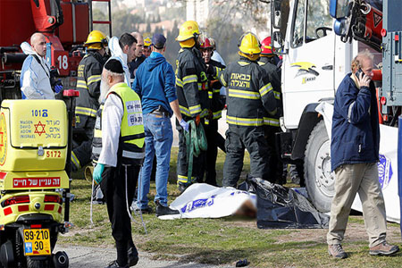 Israeli security forces and medics gather at the site of a ramming attack in Jerusalem on January 8, 2017. © Ahmad Gharabli / AFP