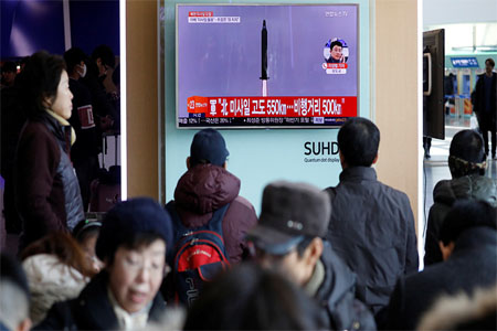 South Koreans watch news report on North Korean missile launch, Seoul, February 12, 2017 / Reuters