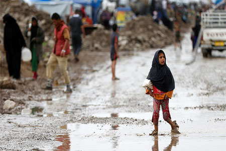 A displaced Iraqi girl walks outside Hammam al-Alil camp south of Mosul, Iraq April 14, 2017.