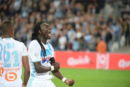 فرحة غوميس بإحرازه هدفا في مرمى سانت إتيان