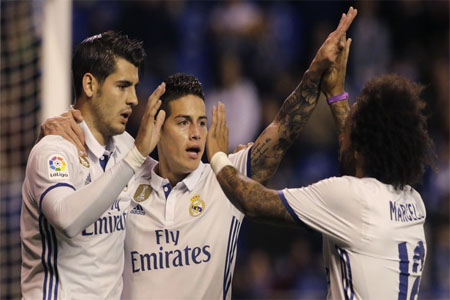 فرحة خاميس رودريغيز بإحرازه هدفا مع ألفارو موراتا ومارسيلو