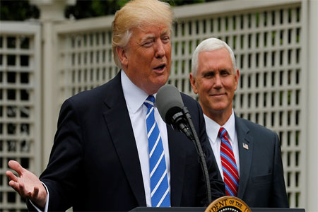 US President Donald Trump (L) and Vice President Mike Pence (R)