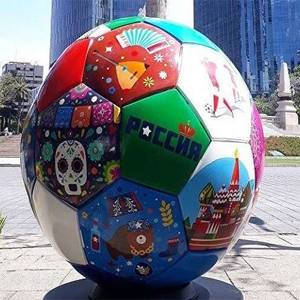 كرات عملاقة في طريقها من المكسيك إلى روسيا استعدادا للمونديال