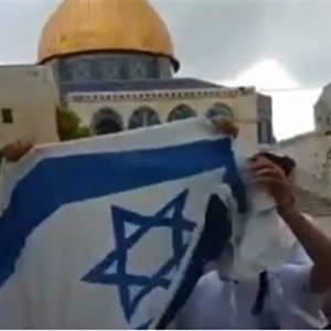 المستوطنون يعربدون ويرفعون علم اسرائيل داخل المسجد الاقصى ومواجهات عنيفة مع الفلسطينيين